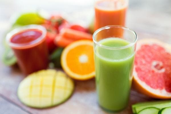 Variedad de jugos naturales, frutas frescas y batidos saludables para el programa depurativo Detox de Luna Llena de Rena.Ser