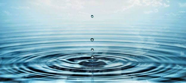 Gota de agua cayendo y creando ondas en la superficie, representando la purificación e hidroterapia de colon en Rena.Ser, Acassuso